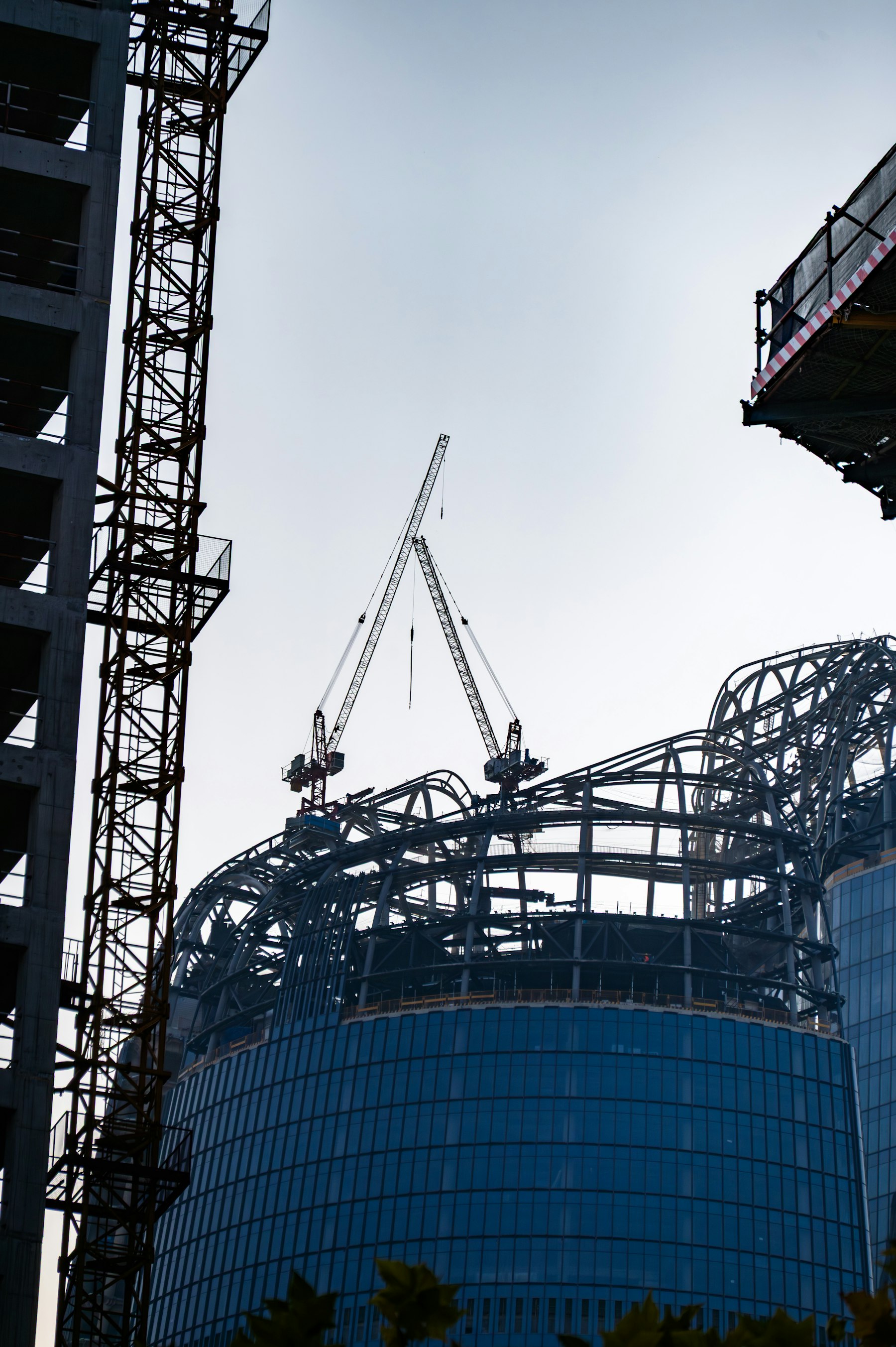 现代建筑工地与塔吊